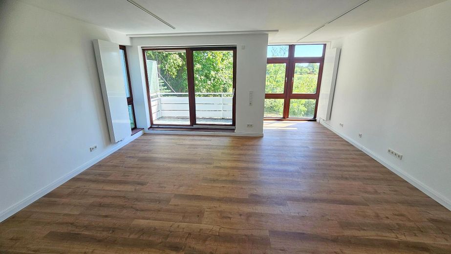 Stilvoll kernsaniert – helle Maisonettewhg m. neuer EBK, Balkon & Terrasse im begehrten Geteviertel – Wohnzimmer Ansicht 1