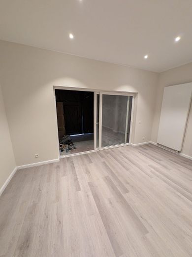 Erstbezug! Neue 2,5-Zi Wohnung in Toplage von Rüdesheim mit Einbauküche & Terrasse – Schiebetür zur Terrasse