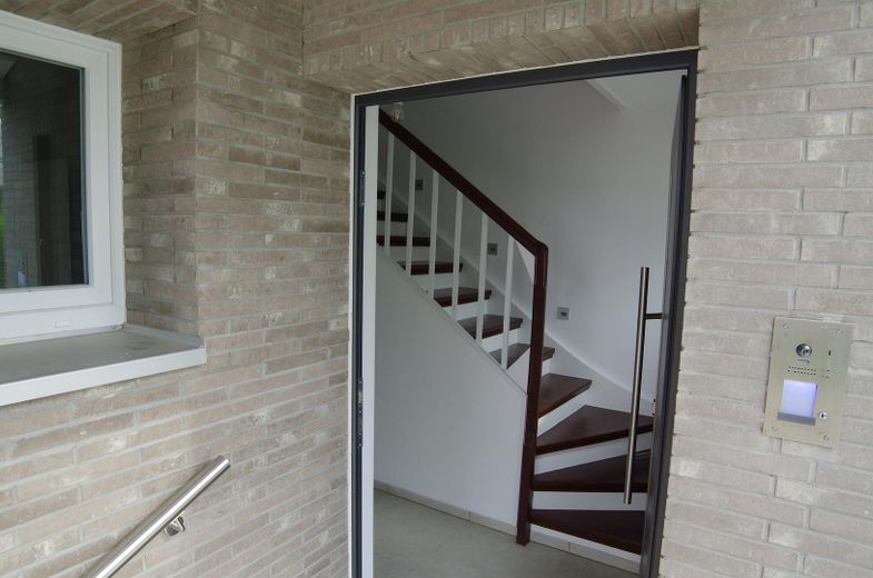 Traumhafte Doppelhaushälfte | Garten | Wallbox | klimatisiertes Dachstudio | 133 m2 | Köhlerberg – Hauseingang