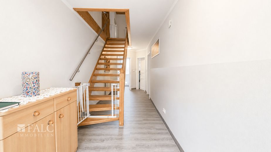 ***Ihr neues Zuhause: Gepflegte Doppelhaushälfte mit viel Platz und idyllischem Garten*** – Flur