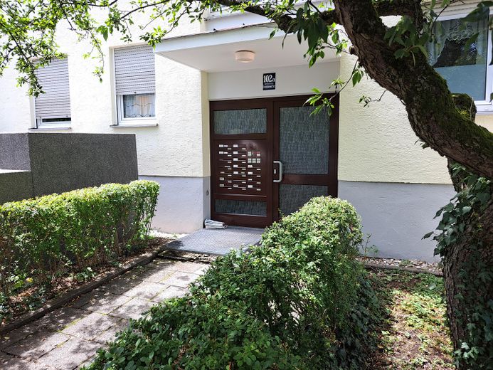 Sehr gut geschnittene, helle 2-Zimmer-Wohnung mit Balkon und Tiefgaragenstellplatz zu verkaufen – Hauseingang