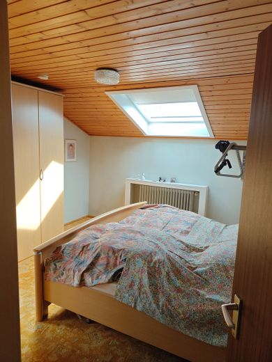 منزل شبه منفصل مُعتنى به في موقع مركزي – Schlafzimmer OG