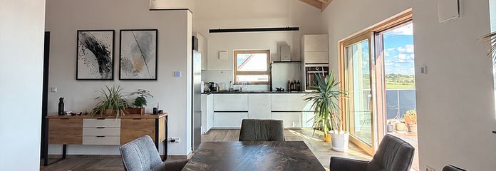 Appartamento di nuova costruzione di pregio con ampio soppalco in casa bifamiliare (arredato) – Wohn-/Essbereich mit Küche