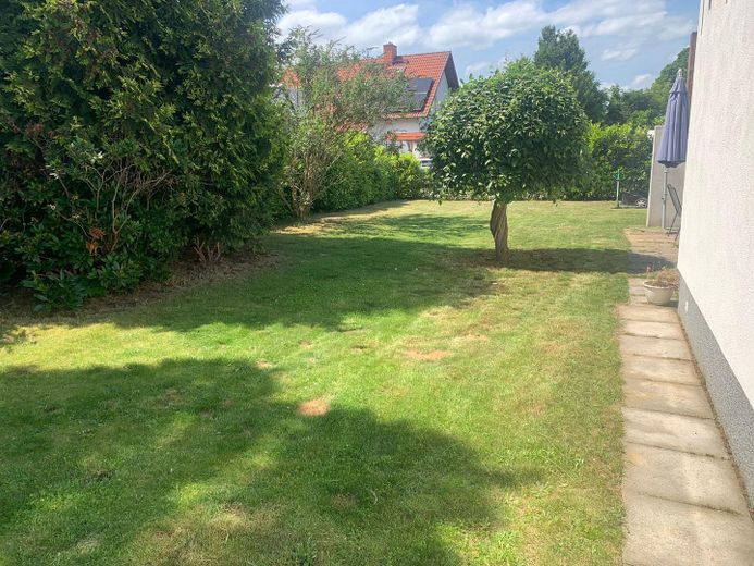 Sonnige EG-Wohnung mit EBK, Wannenbad, Kamin & Garten - von privat an privat – Garten - Südseite