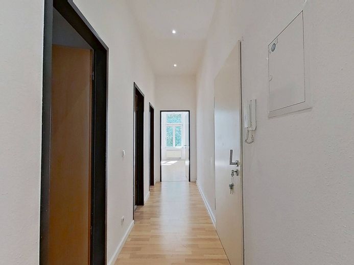 Habillez-vous chaudement, économisez au froid – Pour le début de l’automne, nous vous offrons un loyer hors charges : charmant appartement ancien de 4 pièces avec ascenseur – Ansicht II: Flur