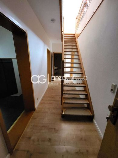 Charmante Maisonettewohnung mit EBK im DG – Flur_Treppe