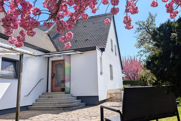 Affascinante casa bifamiliare con giardino e permesso di costruire per l’ampliamento (PRIVATO)