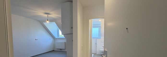 Flur mit Blick in Küche & Bad