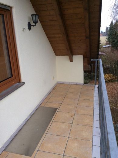 Aussergewöhnliche 3,5-Zi-Maisonette-Wohnung, 2 Wohnebenen, Stadtrandlage, offener Kamin,Einzelgarage – großer überdachter Balkon