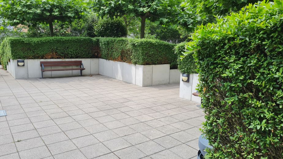 Schöne, ruhige und helle 3-Zimmerwohnung gegenüber Skyline Plaza – Innenhof