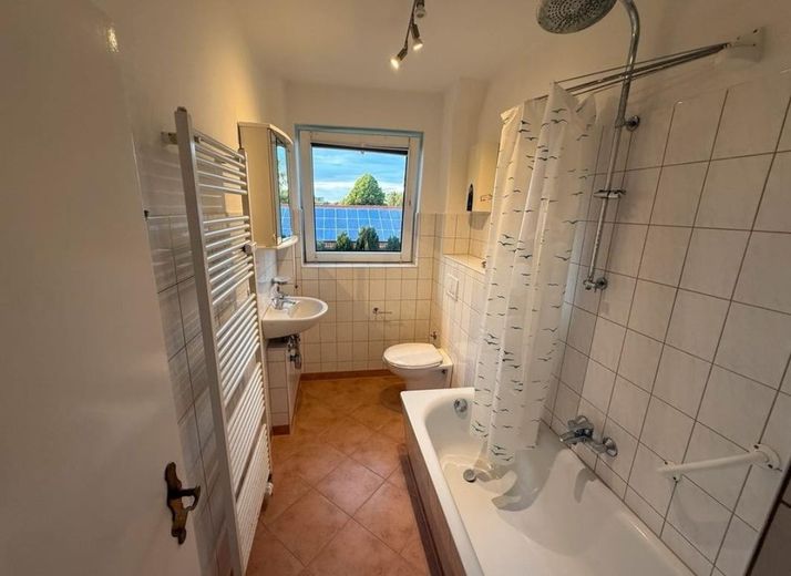 Helle 2-Zimmer-Wohnung mit moderner Küche & Balkon – Foto 5