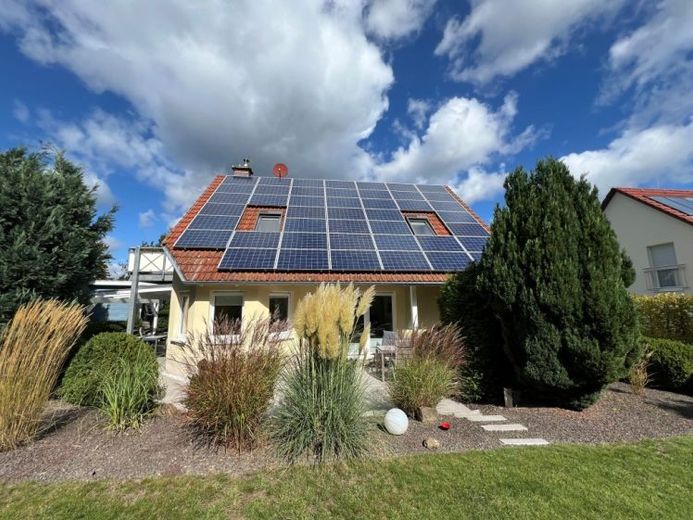 EXKLUSIVES EINFAMILIENHAUS IN RUHIGER UND GRÜNER LAGE VON BÜHLAU – Foto 1
