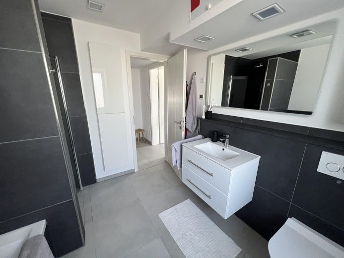 Moderno piso de 3 habitaciones en planta baja con jardín, eficiencia energética A+ – Badezimmer