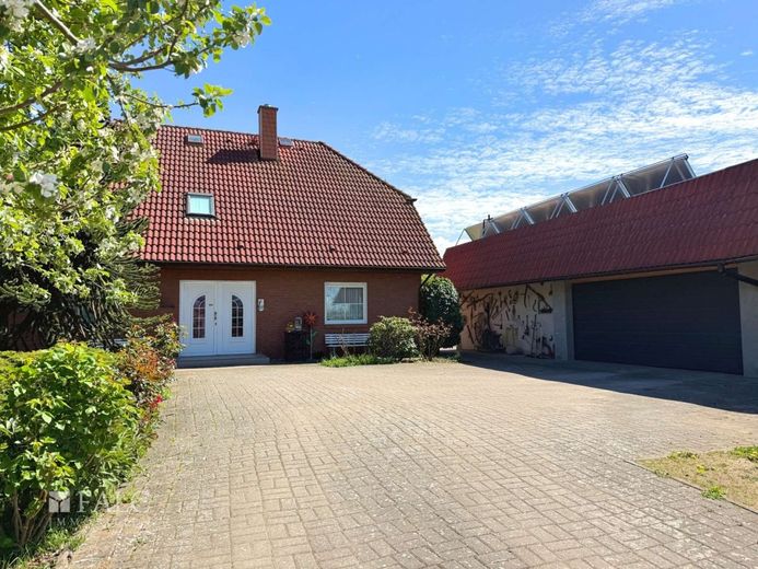***Ihr neues Zuhause an der Ostsee - Einfamilienhaus mit großen Garten*** – Ansicht vorn_Garage
