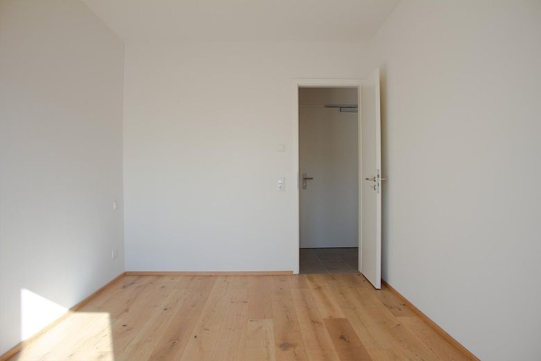 Kind 3 Blick in Flur