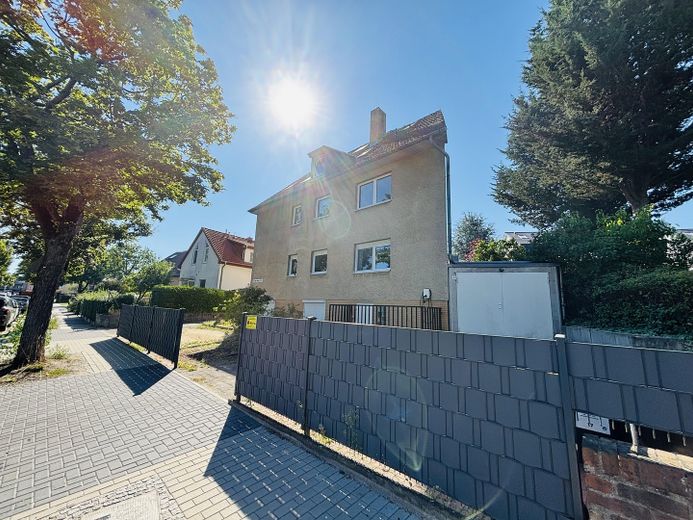 Wertbeständiges Mehrfamilienhaus mit langfristigem Entwicklungspotenzial – provisionsfrei – Ansicht Tor