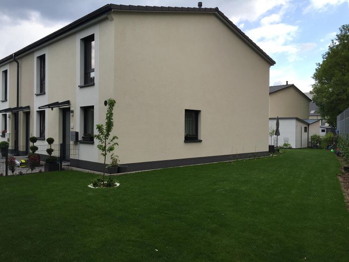Modernes & Energieeffizientes Reihenendhaus mit großem Garten – Haus Seitenansicht vom Garten