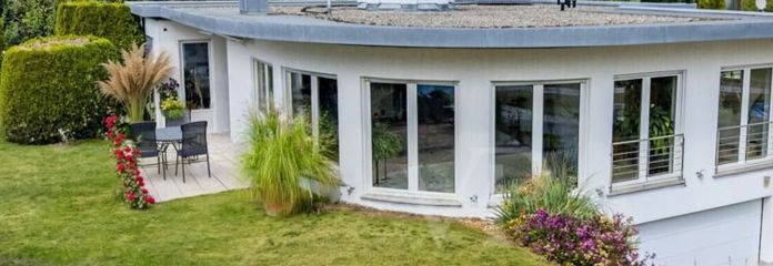 بنغل حصري من تصميم معماري مع شقة ملحقة – موقع غير قابل للحجب على أطراف البلدة مع إطلالة واسعة