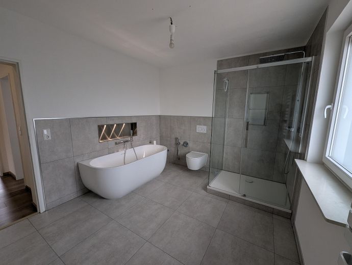 2 yaşam alanı, bahçe ve aile için bolca alan sunan geniş iki ailelik ev – Badezimmer 1. Obergeschoss