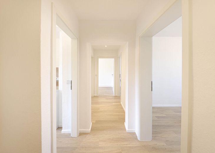 Attractively renovated + partially furnished + 3-room apartment, quietly located with fitted kitchen, cellar & bathroom with daylight – Eingangsbereich mit LED Spots