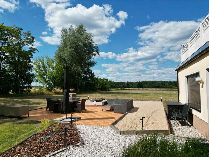 NEU! Ikonische, lichtdurchflutete Landhaus Villa mit Einliegerwohnung & mögl. Grundstkserweiterung – Terrasse Ferienwohnung
