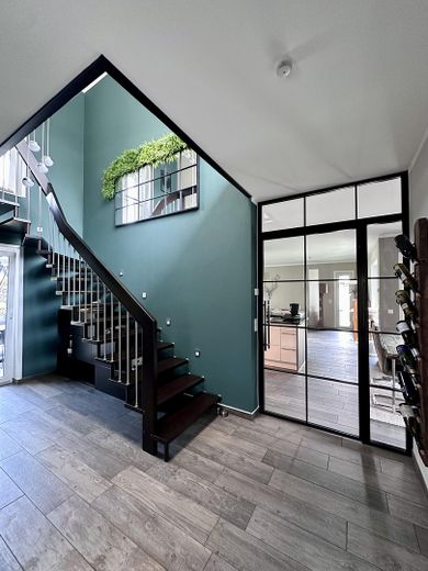 Casa unifamiliare di alta qualità in costruzione massiccia con moderna tecnologia energetica e giardino elegante – Foto 9