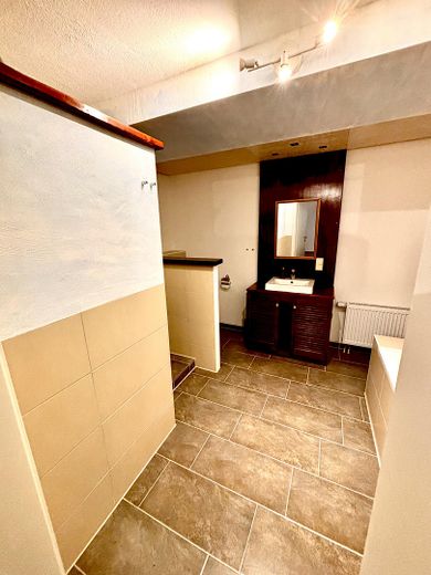 Straordinaria casa d’architetto con finiture di alta qualità, cantina abitabile e giardino esposto a sud da sogno – Bad Keller rechts Badewanne