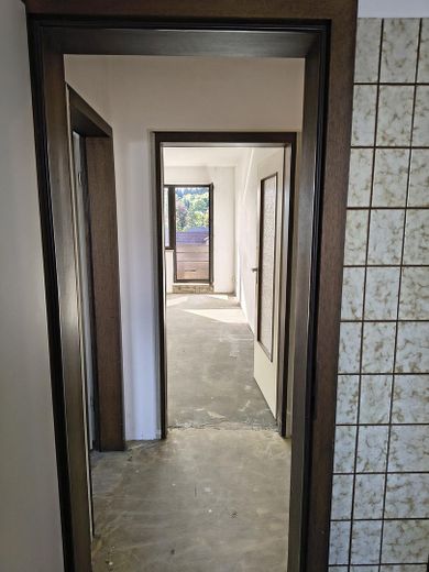 Appartement en copropriété solide de 2 pièces avec loggia et vue imprenable dans un emplacement calme – Blick zum Wohnzimmer