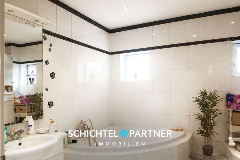 Farge | Solider Bungalow auf Waldgrundstück mit Doppelgarage – S&amp;P | Wannenbad