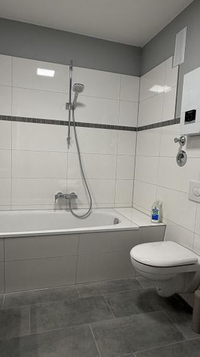 Berlin-Kladow -kernsanierte 3 Zimmer Maisonette Wohnung mit kleinem Garten – Bad 1 im OG