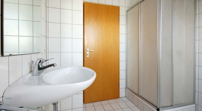 Provisionsfrei - Reiheneckhaus mit Garten, Garage & neuem Dach in Reutlingen Betzingen – Badzimmer
