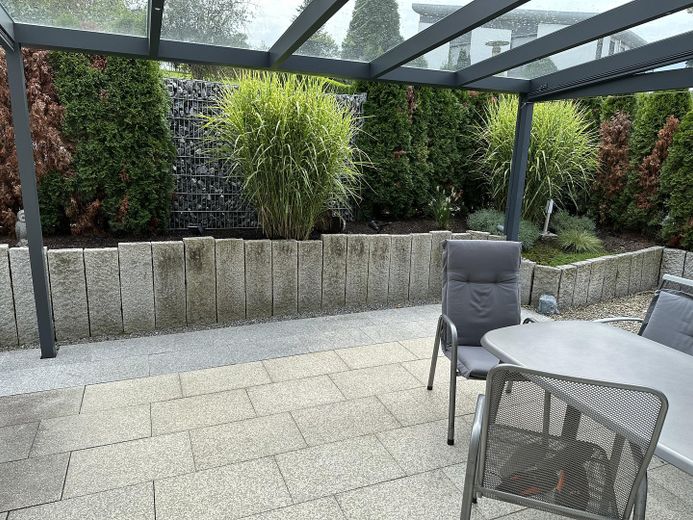 Casa bifamiliare senza provvigioni in posizione eccellente - periferia del paese, giardino, abitazione e eventualmente affitto – überdachte Terrasse EG