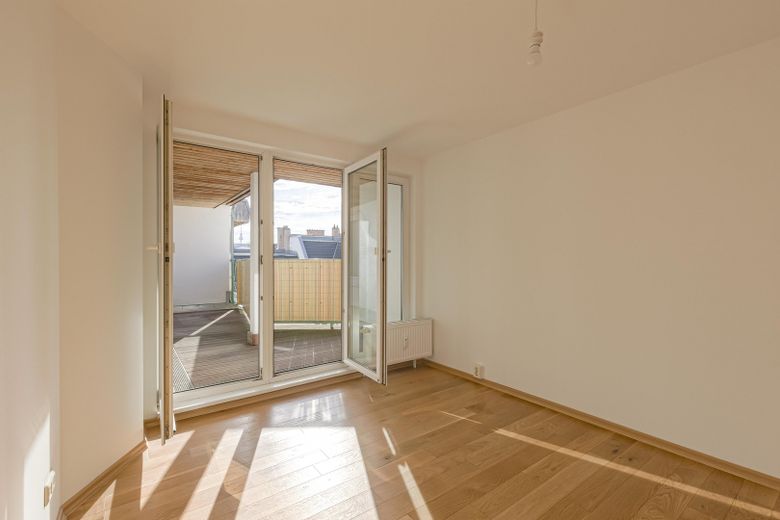 ब्रोकर कमीशन-मुक्त! ऊपरी मंज़िल, 91m², 2 टैरेस, 2.5 कमरे – mit Terrasse und Abendsonne