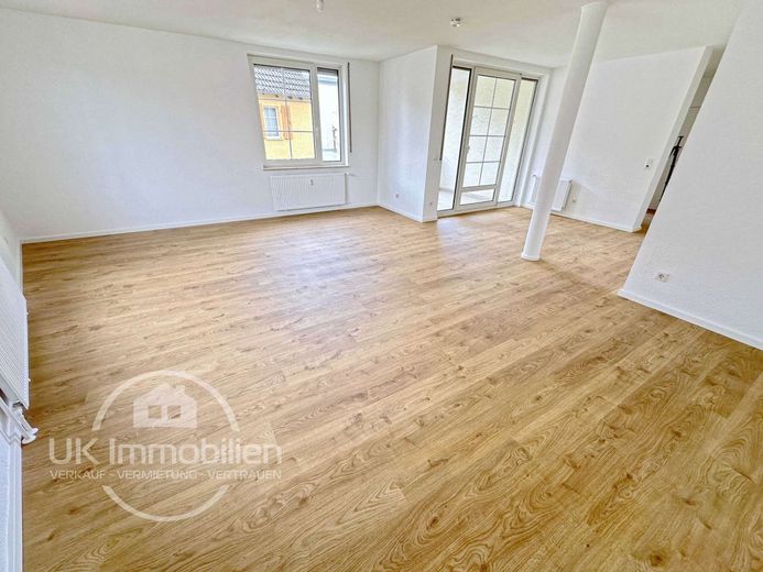 Hell. Großzügig. Sofort einziehen. 2,5-Zi mit geschütztem Balkon – Wohnbereich