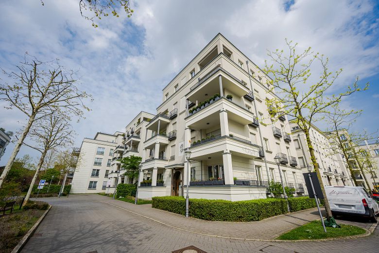 Luxuriöse, moderne 5-Zimmer Maisonette Wohnung mit TG-Stellplatz und Balkon in Südwest-Lage – Hausansicht außen Balkon
