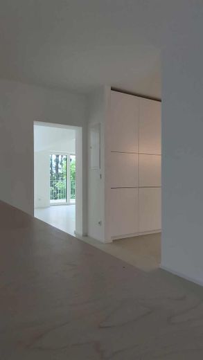 Energieeffizientes Einfamilienhaus (A) mit Panoramablick im Taunus – Blick vom Eingangsbereich ins 