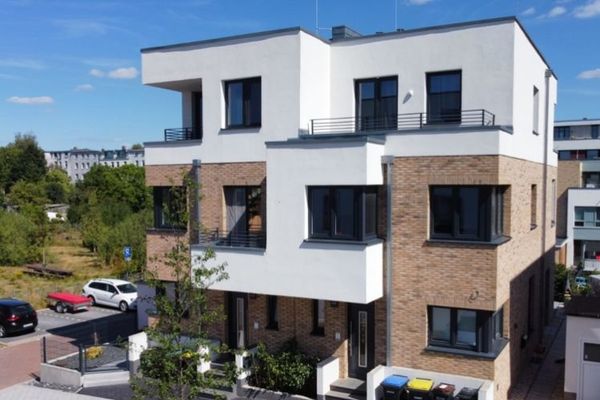 स्टाइलिश आधुनिक टाउनहाउस – 169 m² आरामदायक आवास, फायरप्लेस और Werdervorstadt में निजी बगीचा