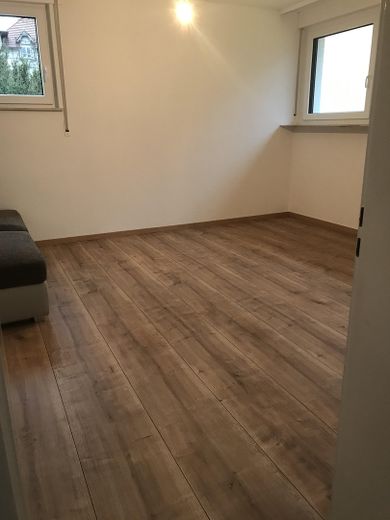Posizione unica: edificio commerciale e casa unifamiliare direttamente al confine svizzero, presso la stazione ferroviaria – Schlafzimmer 1