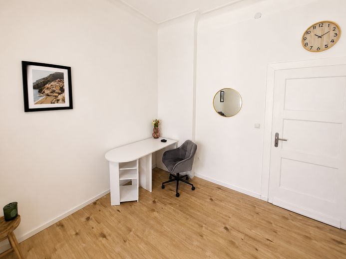 Möbliertes 22 m² WG-Zimmer – Frauen-WG in Düsseldorf-Heerdt– ruhig & hochwertig – Arbeitsbereich