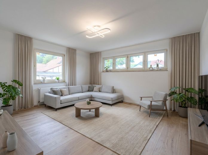 Frisch renovierte 2-Zimmer-Wohnung im Erdgeschoss – Wohnzimmer - KI eingerichtet
