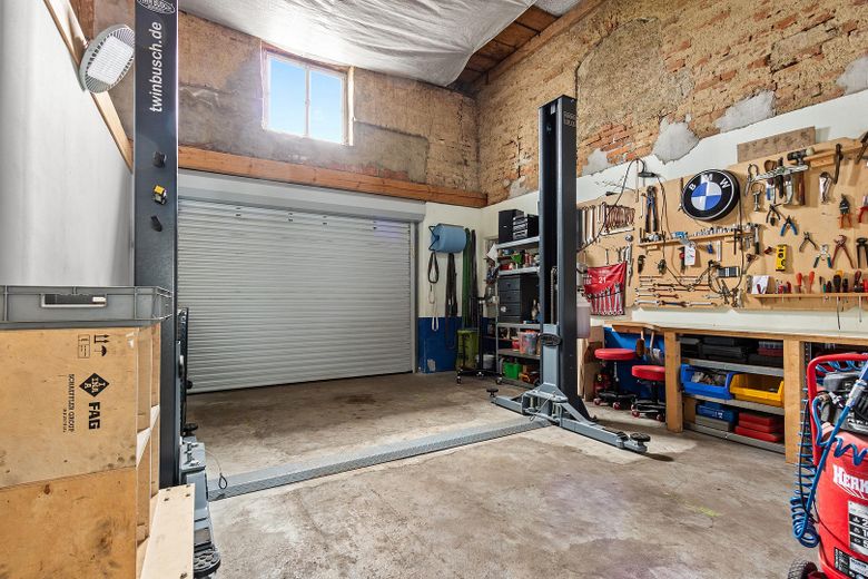 Garage mit Hebebühne