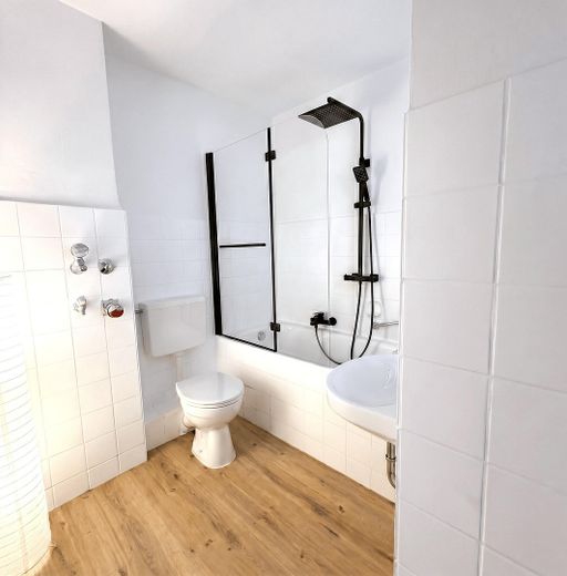 Ready to move in! Modern, light-filled 2-room apartment in an attractive Nuremberg location – Badezimmer