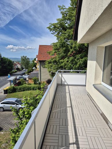 Świeżo zmodernizowane mieszkanie 3-pokojowe z dalekim widokiem – Balkon