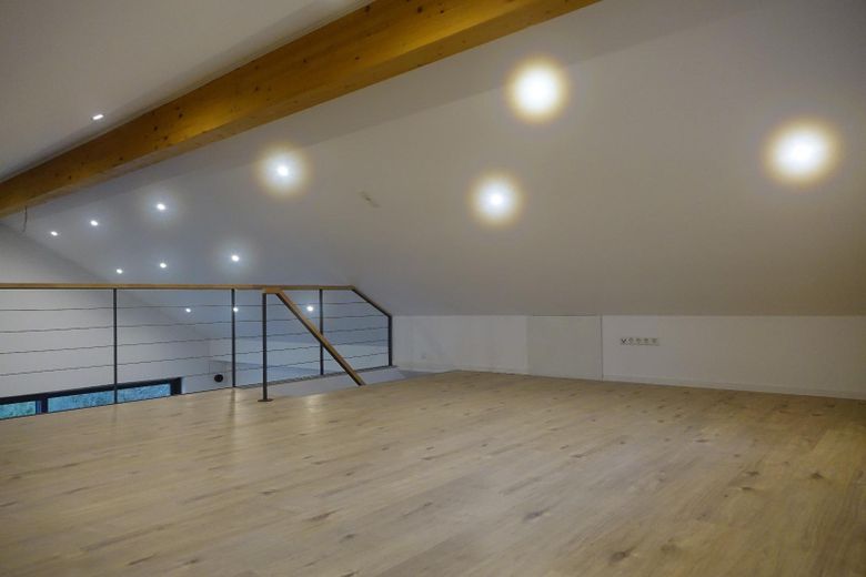 Wohnen wie im Penthouse: Galerie, Kamin und riesiger Wohnbereich – Galerie
