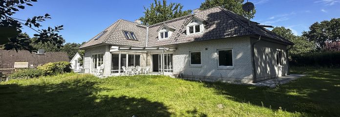 235 m² रहने का क्षेत्र, 1.425 m² का भूखंड | खुली गैलरी, फ़ायरप्लेस और हैम्बर्ग के पास – Ansicht Terrasse