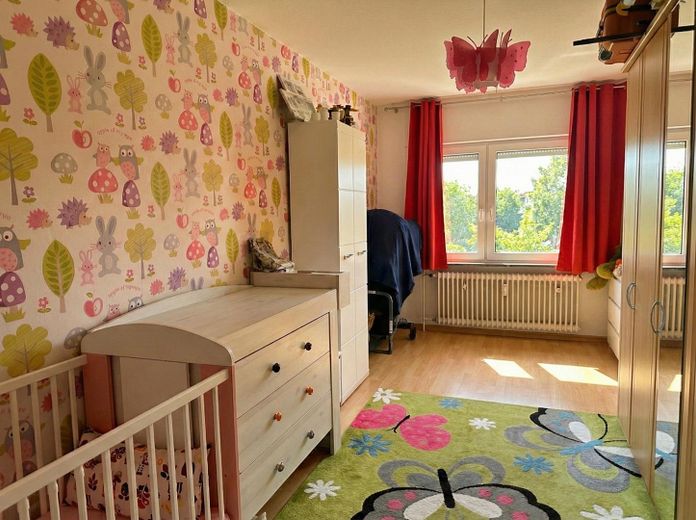 5 % de rentabilidad por alquiler, garantía de alquiler de 10 años, posible sin capital propio – apartamento de 3 habitaciones con garaje en Hattersheim – Kinderzimmer