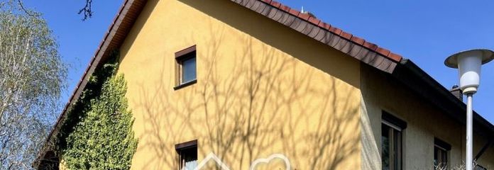 Ampia casa a schiera di testa a Mannheim-Wallstadt