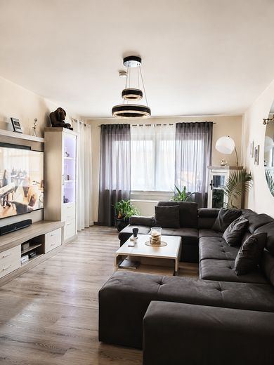 Modernisierte helle 2,5 Zimmer Wohnung mit Balkon – Wohnzimmer