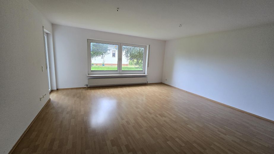 Bezugsfrei & provisionsfrei: Flexibles Dreifamilienhaus in Weilburg – Wohnzimmer Souterrain 1