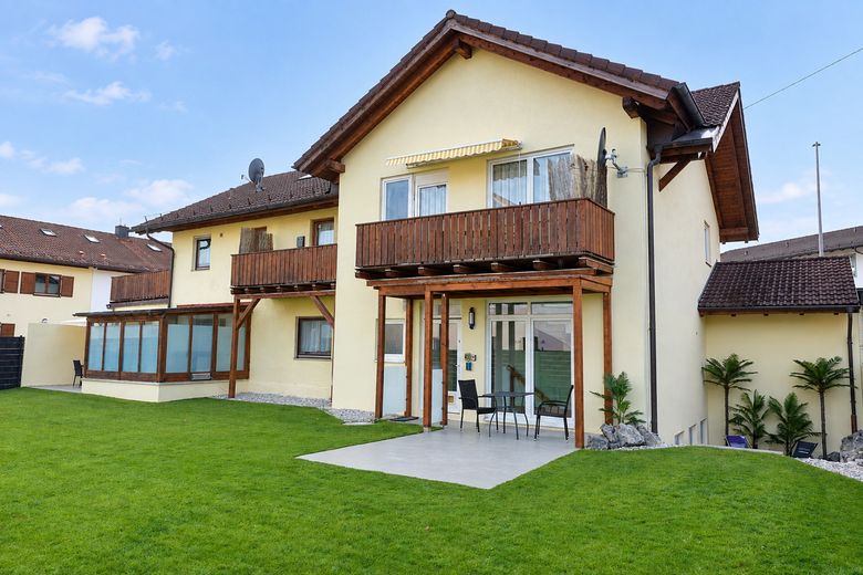 Mehrfamilienhaus in zentraler Lage mit 4 Wohnungen – Gartenansicht